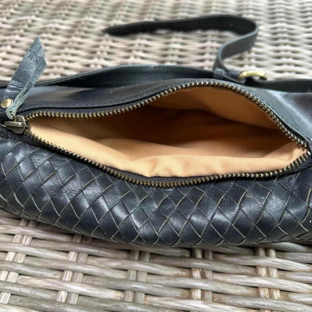 MANDRN Woven Atlas Crossbody! 💃 🔥 - Picture 11 of 14